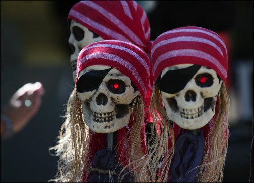Jack Sparrow's friends, skulls, pirates